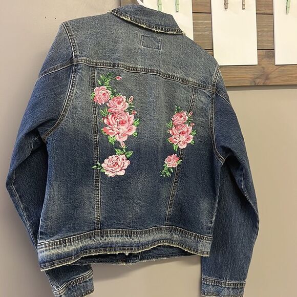NWT-Universal Thread Homemade Floral Embroidered Medium Wash Jean Jacket- Medium - Picture 1 of 13